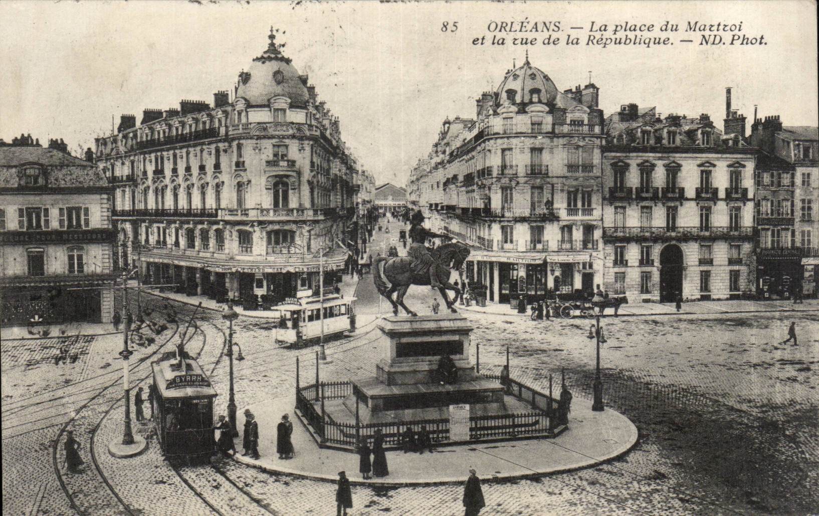 CPA Orleans La place du martroi et la rue de la Republique