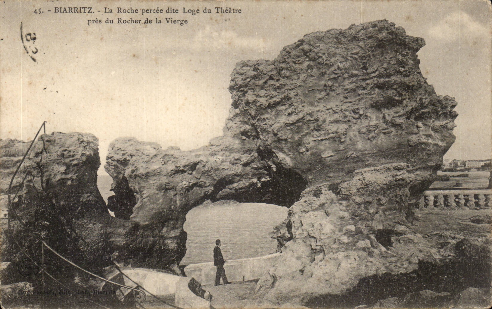 CPA Biarritz La roche percee dite loge du theatre pres du rocher de la Vierge