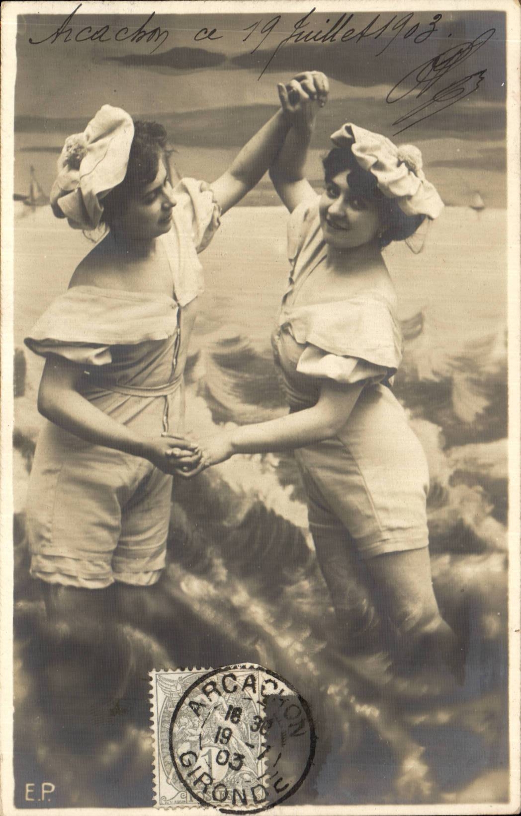 Deux jeunes femmes dansant sur la plage à Arcachon — Éditeur E.P. n° 16-1903