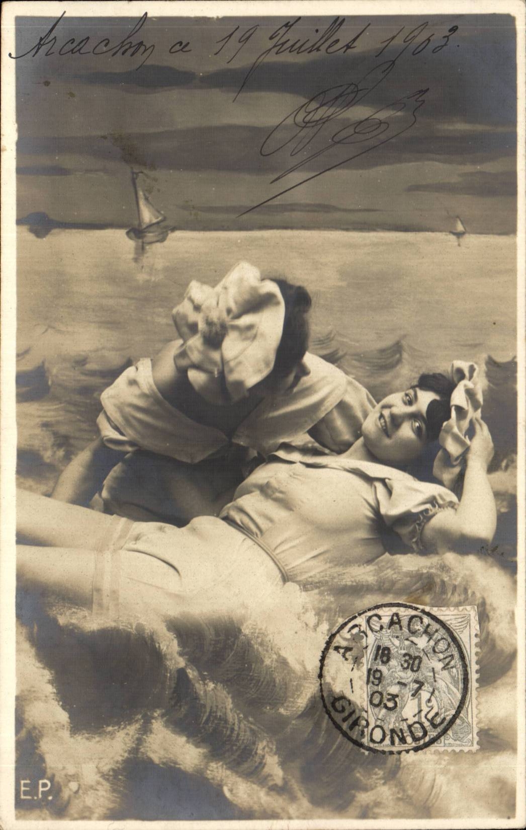 Deux femmes au bord de la mer — scène de plage — E.P. (Édition Parisienne)