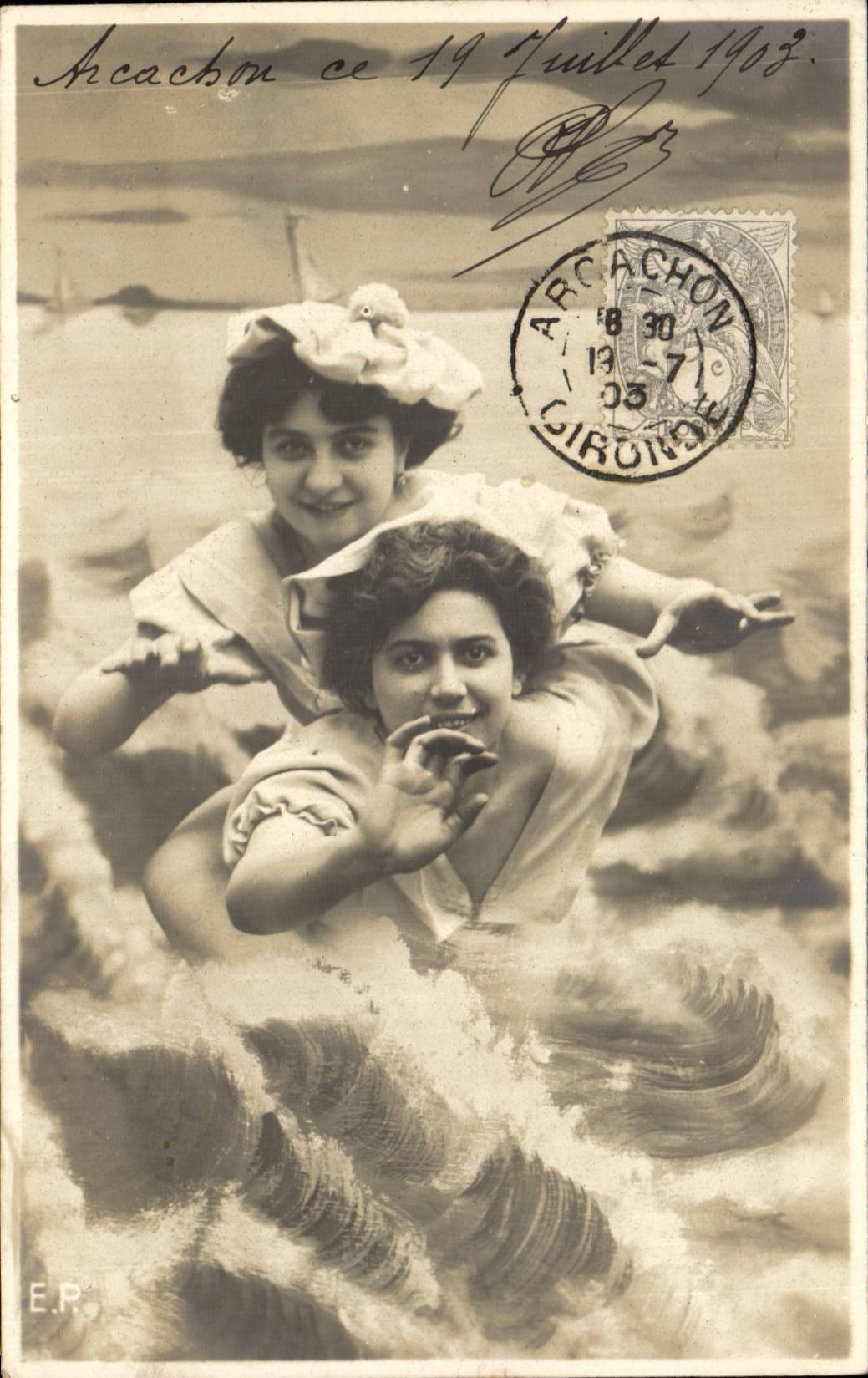 Due giovani donne tra le onde ad Arcachon — E.P. — numero di serie non visibile