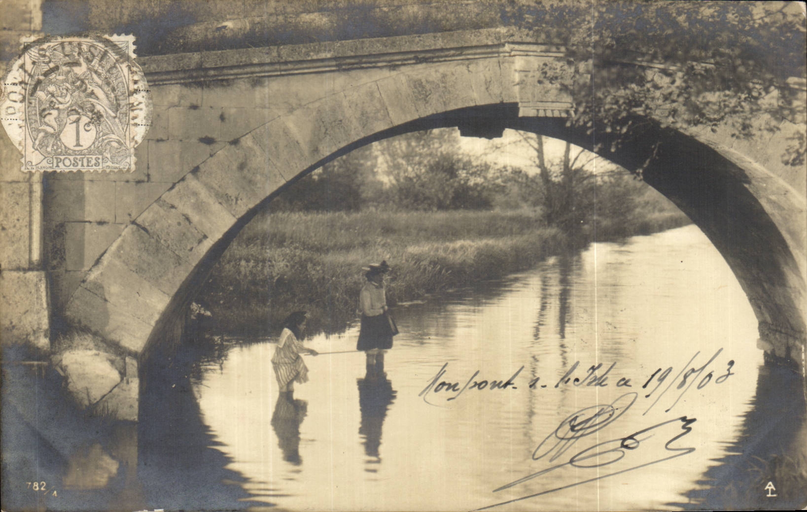 Deux jeunes filles sous un pont — vue de Roncq, France — éditeur non identifié, n° de série 7824