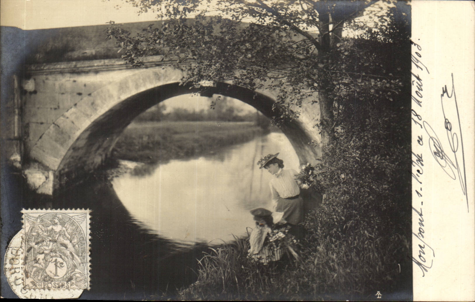 Paysage avec pont en pierre — femme et enfant près d'un cours d'eau — éditeur non identifié