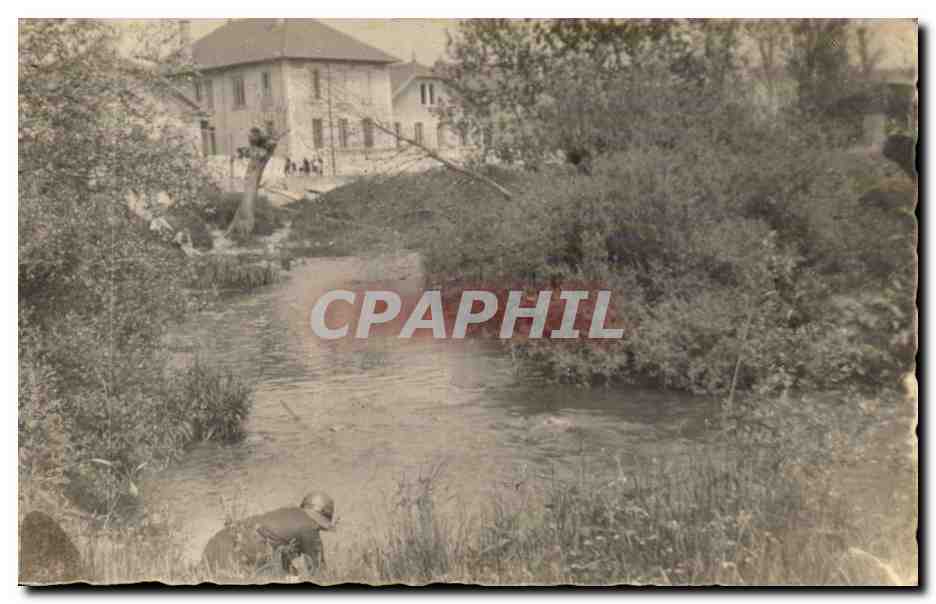 CARTE PHOTO Femme au bord de l'eau (non localisee)