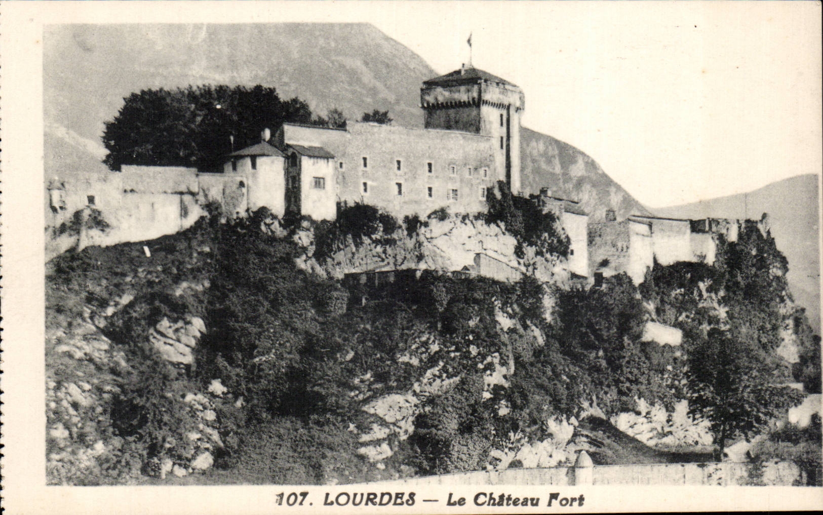 CPA Lourdes le chateau fort