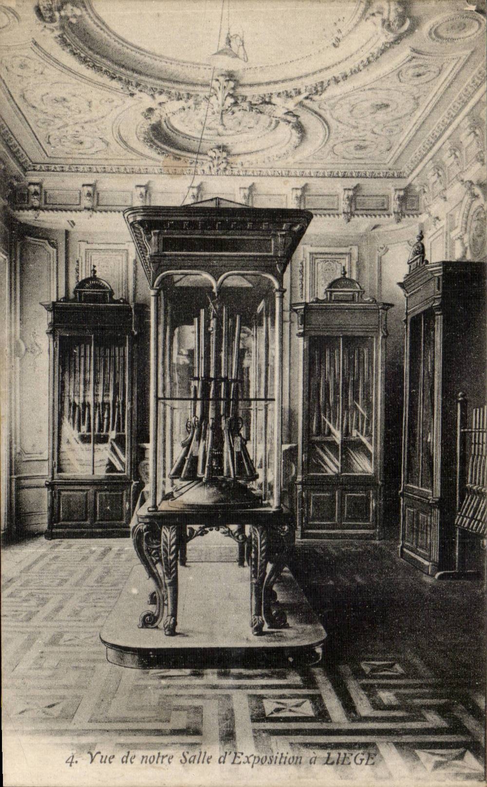 CPA Vue de notre salle d'exposition a liege Consortium d'armes et l'abeille Rue de Turbigo Paris 