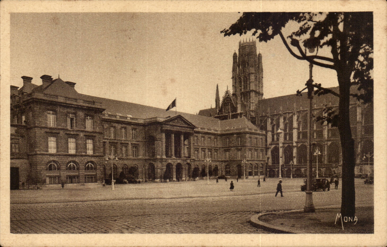 CPA Rouen la ville musee L'hotel de ville et l'eglise Saint ouen