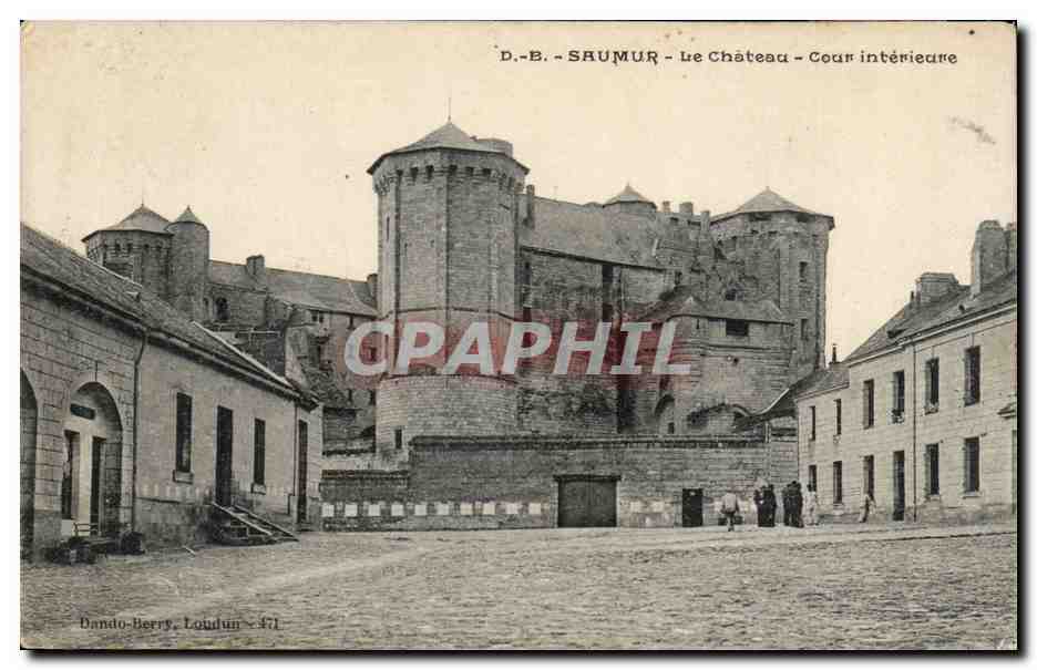 CPA Saumur Le chateau Cour interieure