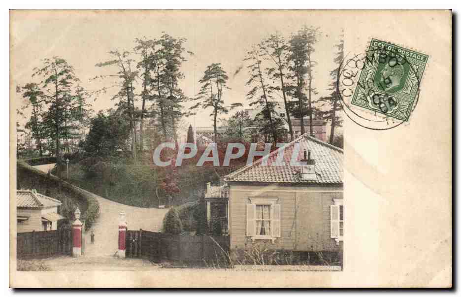 Vue d'une propriété avec chemin et portail — Ceylon — éditeur inconnu