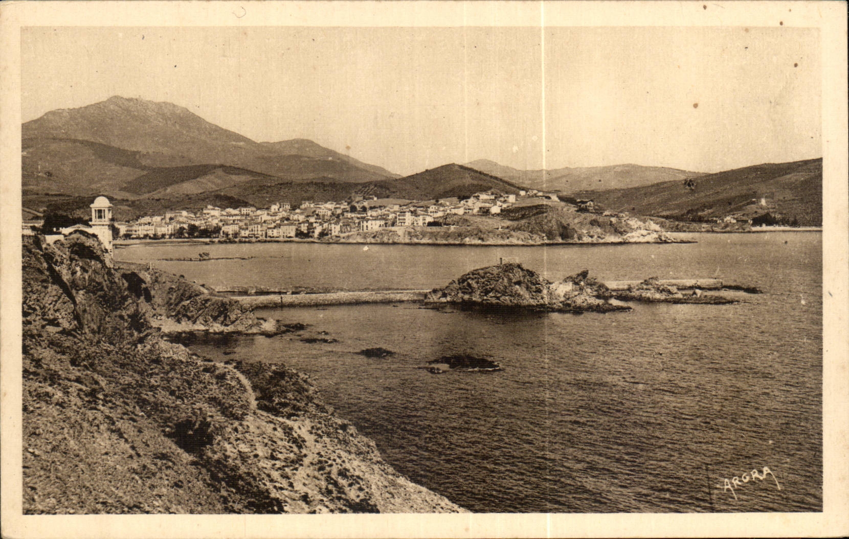 CPA Banyuls Vue d'ensemble A gauche le laboratoire Arago