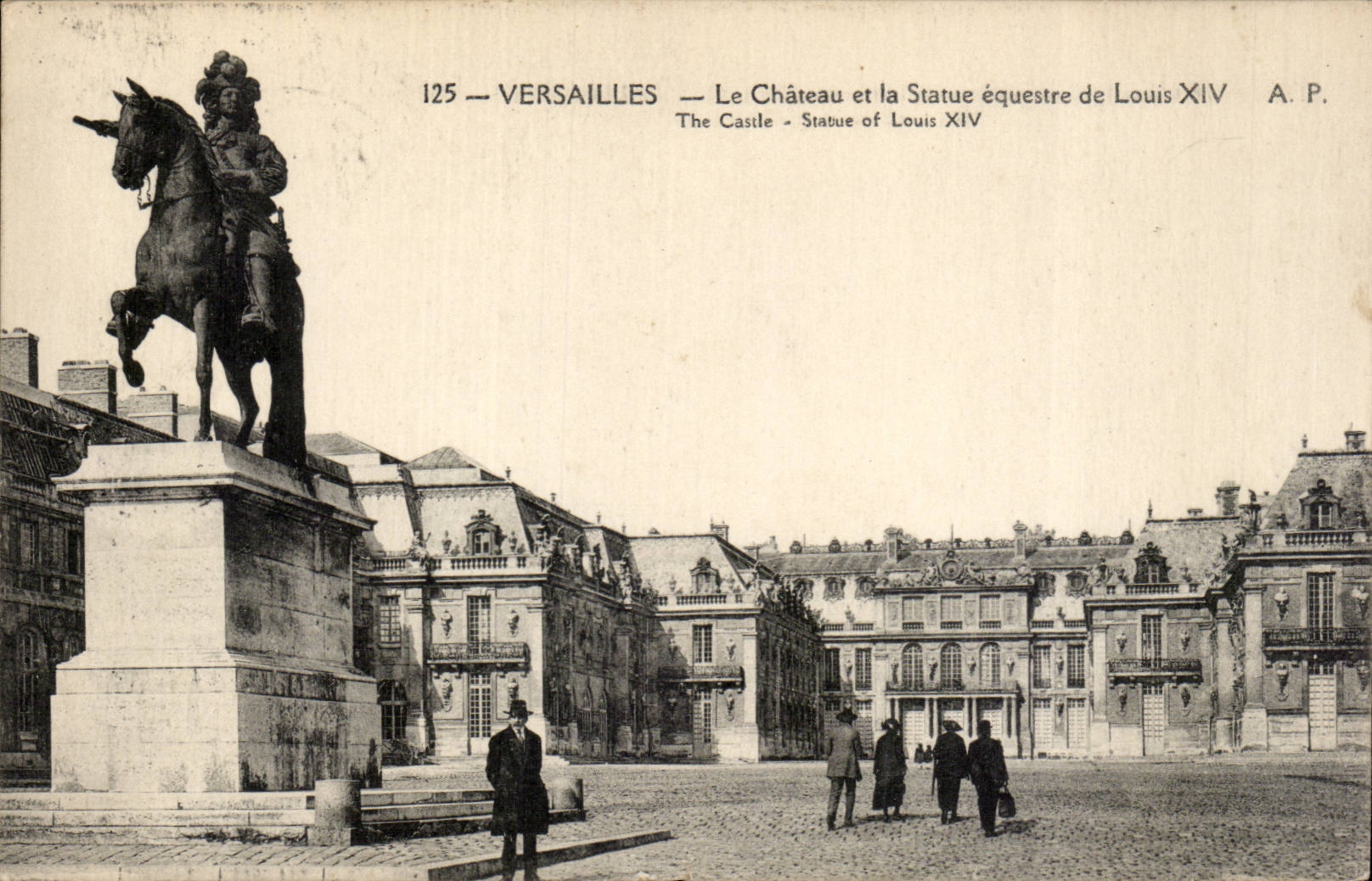 CPA VErsailles Le chayeau et la statue equestre de Louis XIV