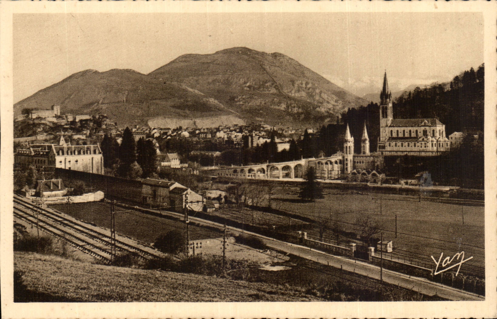 Pyrenees CPA Lourdes Ville de pelerinages Basilique pic du Jer et le chateau fort
