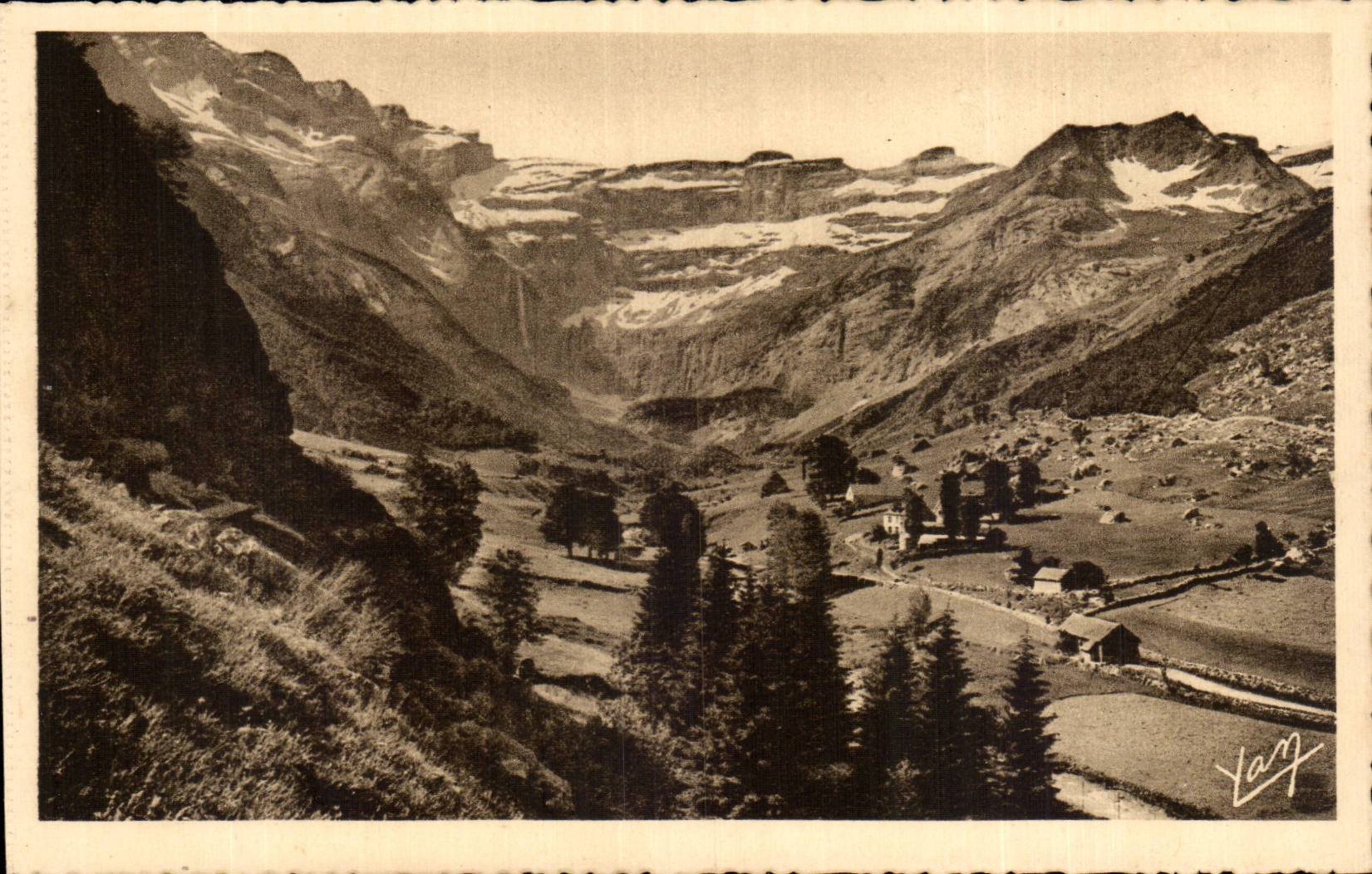 Pyrenees CPA Cirque de Gavarnie Vue prise au dela du village 