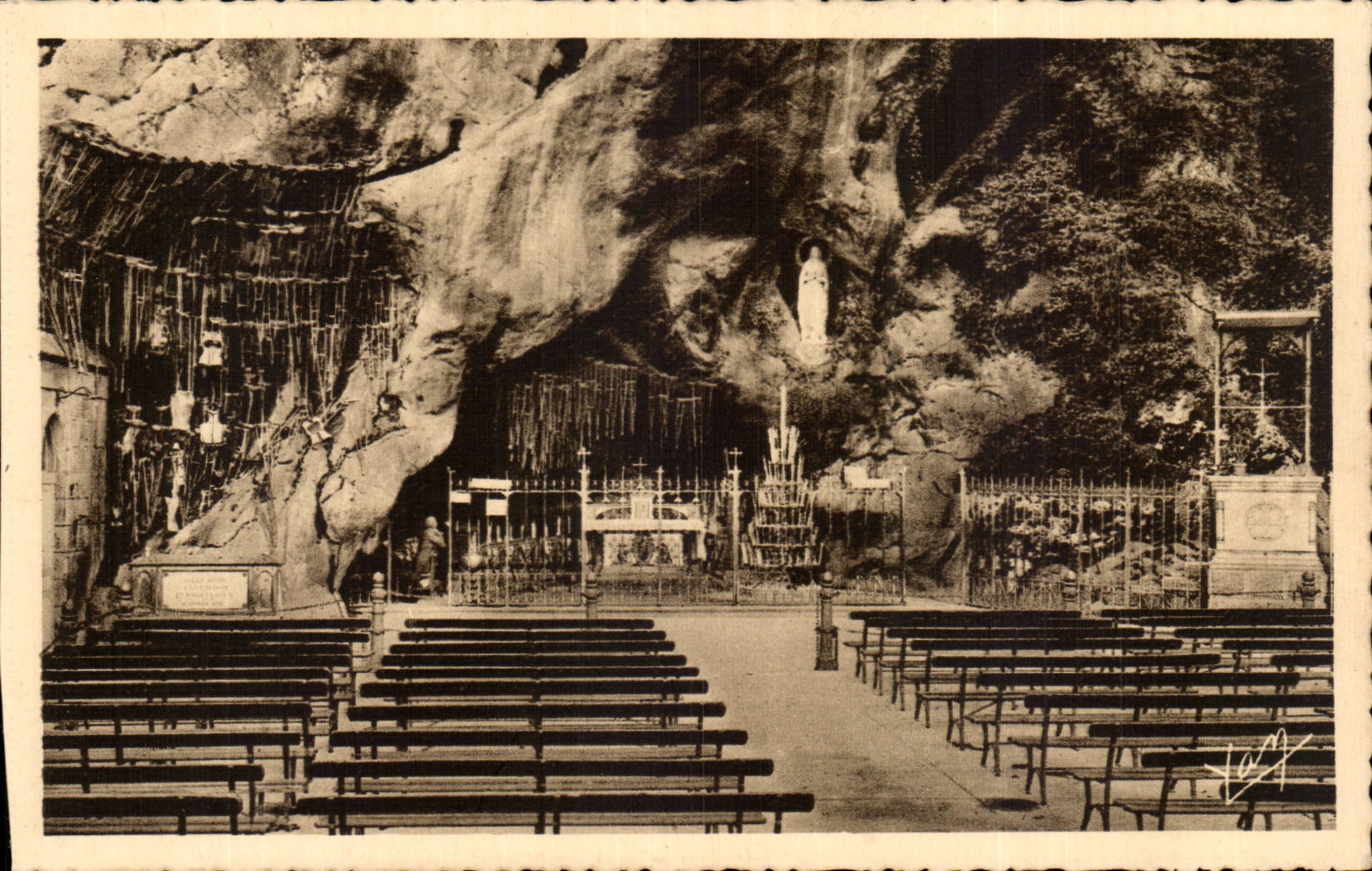 Pyrenees CPA Lourdes Grotte miraculeuse
