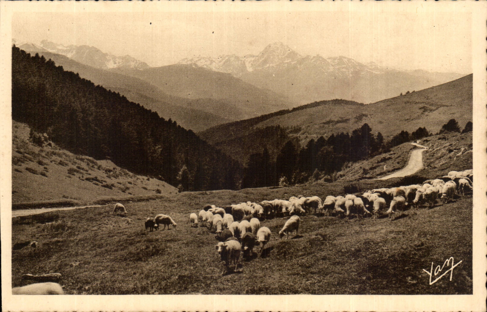 Les Pyrénées — Au Gol d'Aspin (alt. 1.497 m.) — La route vers Payolle — Vue sur le Pic du Midi-de-Bigorre