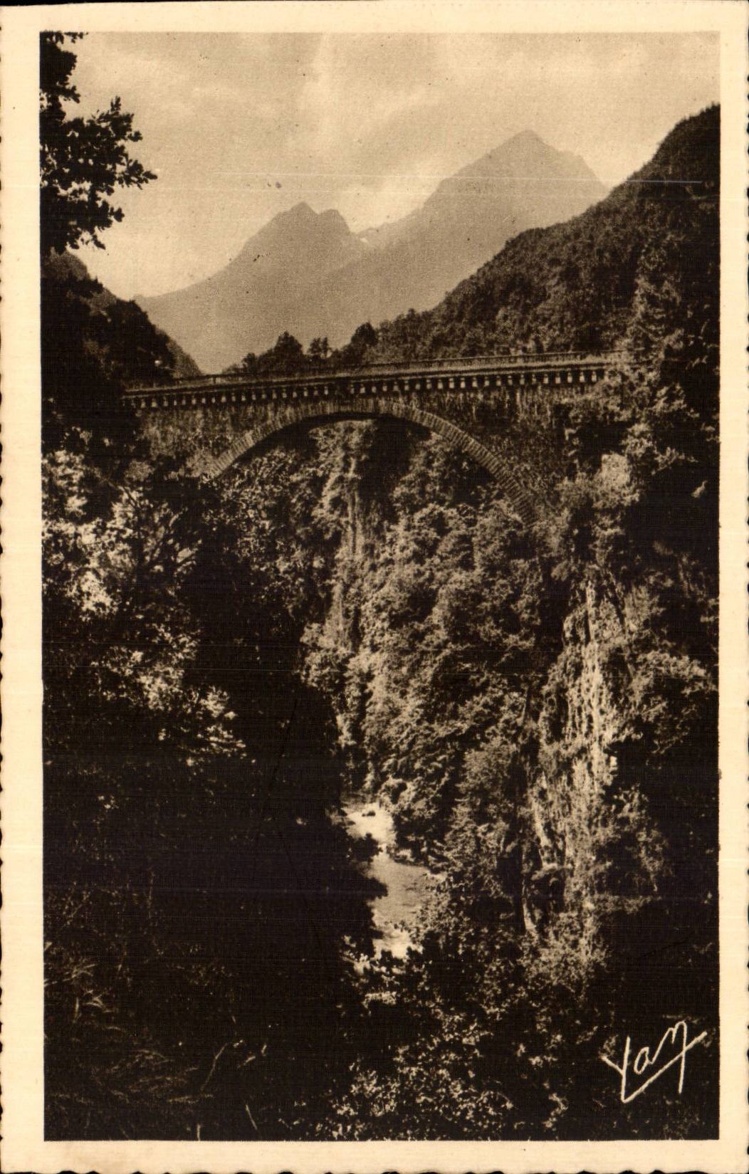 Pyrenees CPA St SAuveur les Bains Pont Napoleon au dessus du Gave