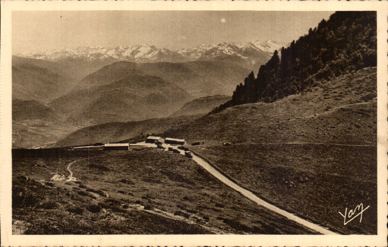 Les Pyrénées - Le Col d'Aspin (alt. 1.497 m.) — Vue vers la Vallée d'Aure et les hautes montagnes de Luchon