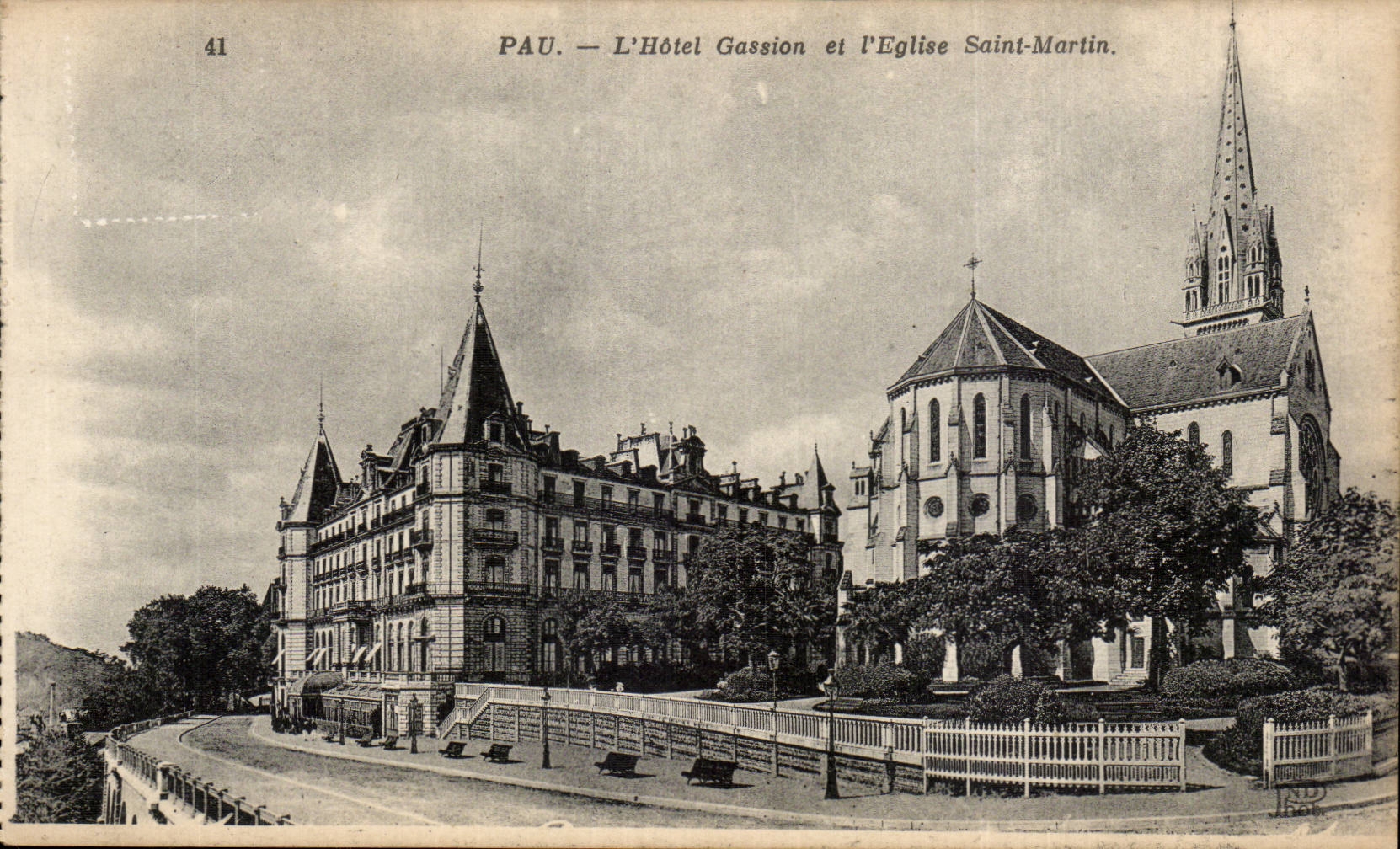 Pau — L'Hôtel Gassion et l'Église Saint-Martin — Imp. Chéhé, Paris