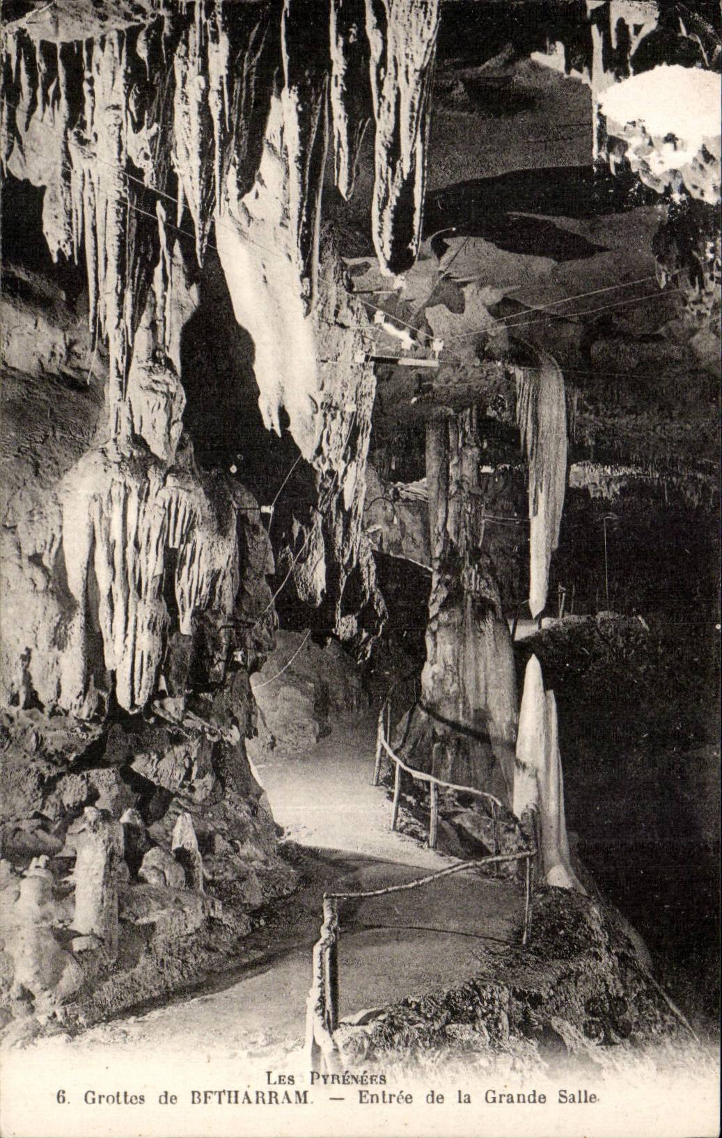 Grottes de Bftharram — Entrée de la Grande Salle — Les Pyrénées