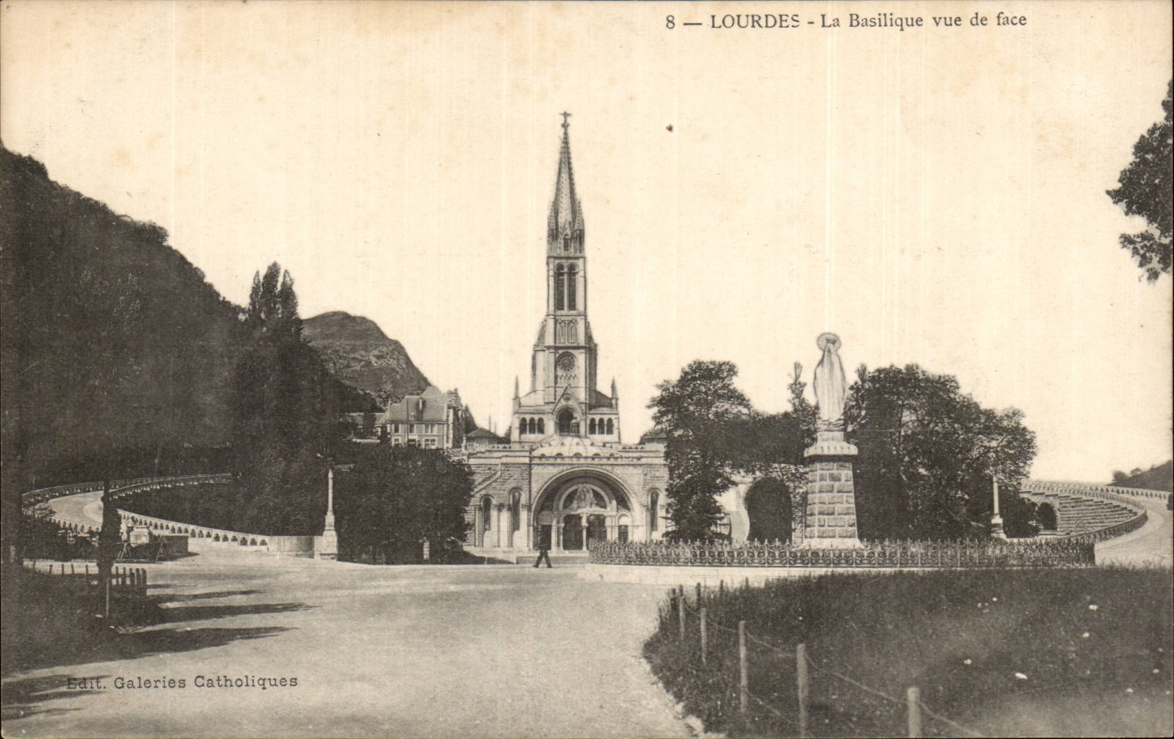 CPA Lourdes Basilique vue de face