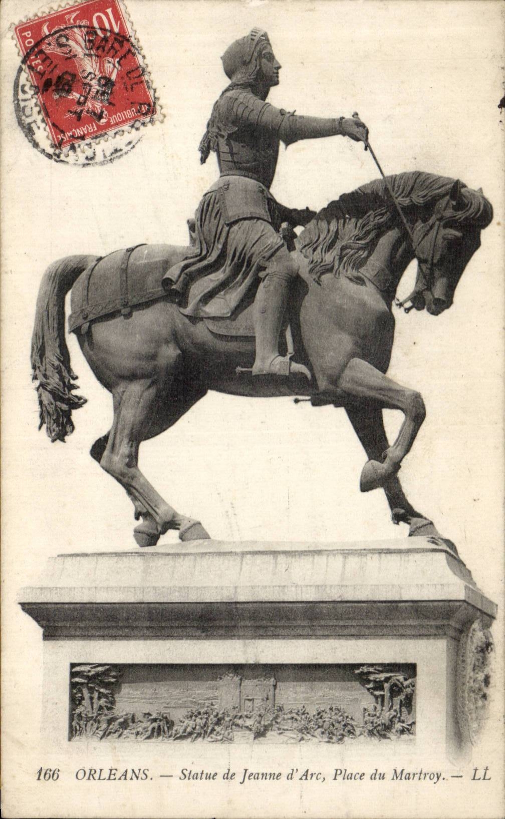 CPA Orleans Statue de Jeanne d'arc Place du Martroy