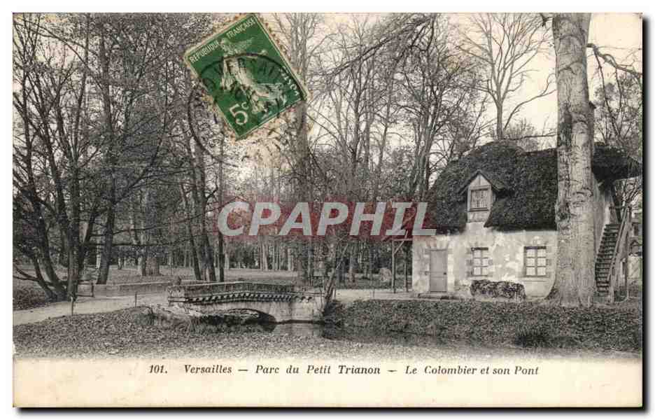 CPA Versailles Parc du petit Trianon Le Colombier et son pont