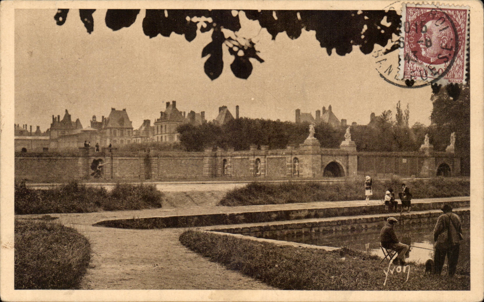 Fontainebleau (Seine-et-Marne) — El palacio visto desde el primer piso — Les Éditions d'Art Yvon, París