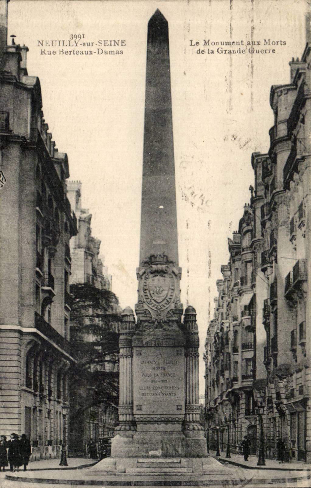 CPA Neuilly sur SEine Le monument aux morts Rue Berteaux Dumas 