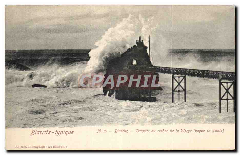 CPA Biarritz Tempete au rocher de la vierge (vague en pointe)