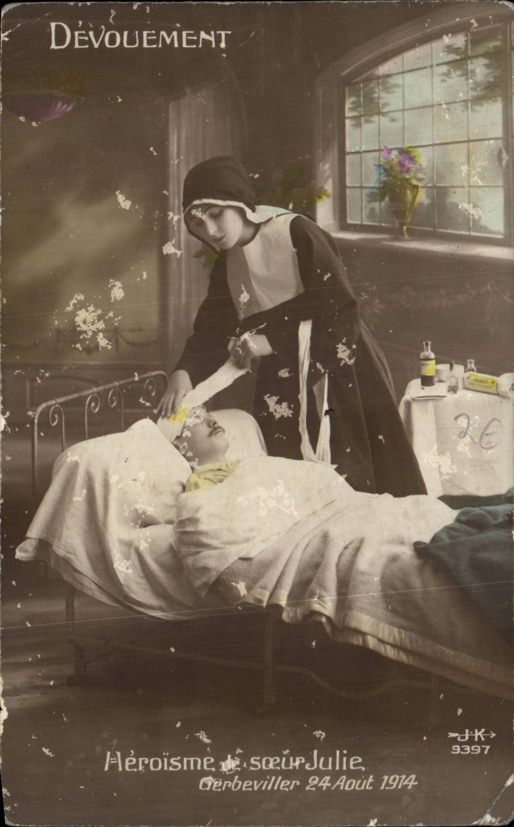 CPA Fantaisie Femme Infirmiere Nurse Militaria