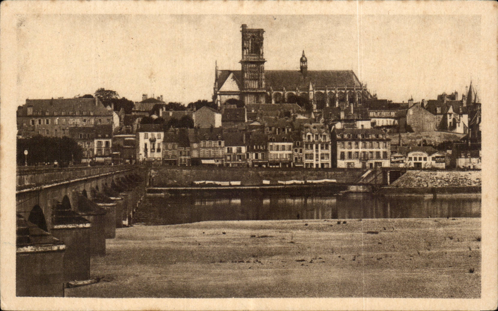 Nevers (Nièvre) — Vue générale et la Cathédrale St-Cyr — éditeur Héloïse Haccon