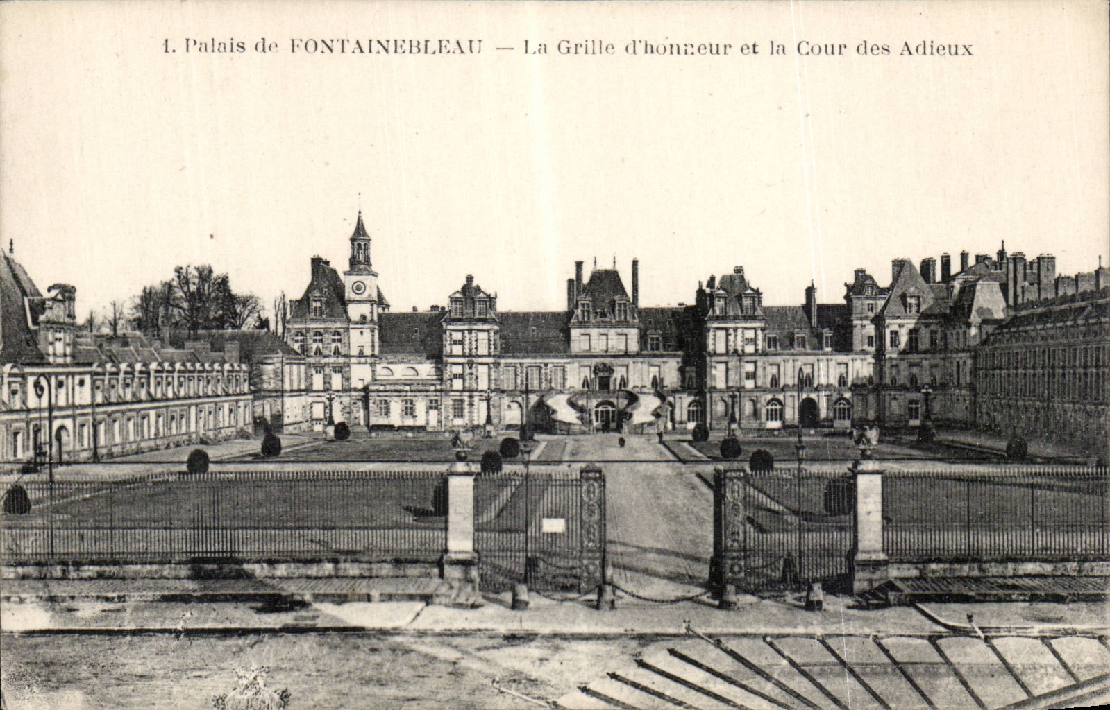 Schloss FONTAINEBLEAU — Die Ehrentür und der Abschiedsplatz