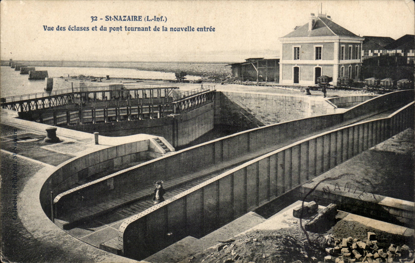 CPA St Nazaire Vue des ecluses et du pont tournant de la nouvelle entree