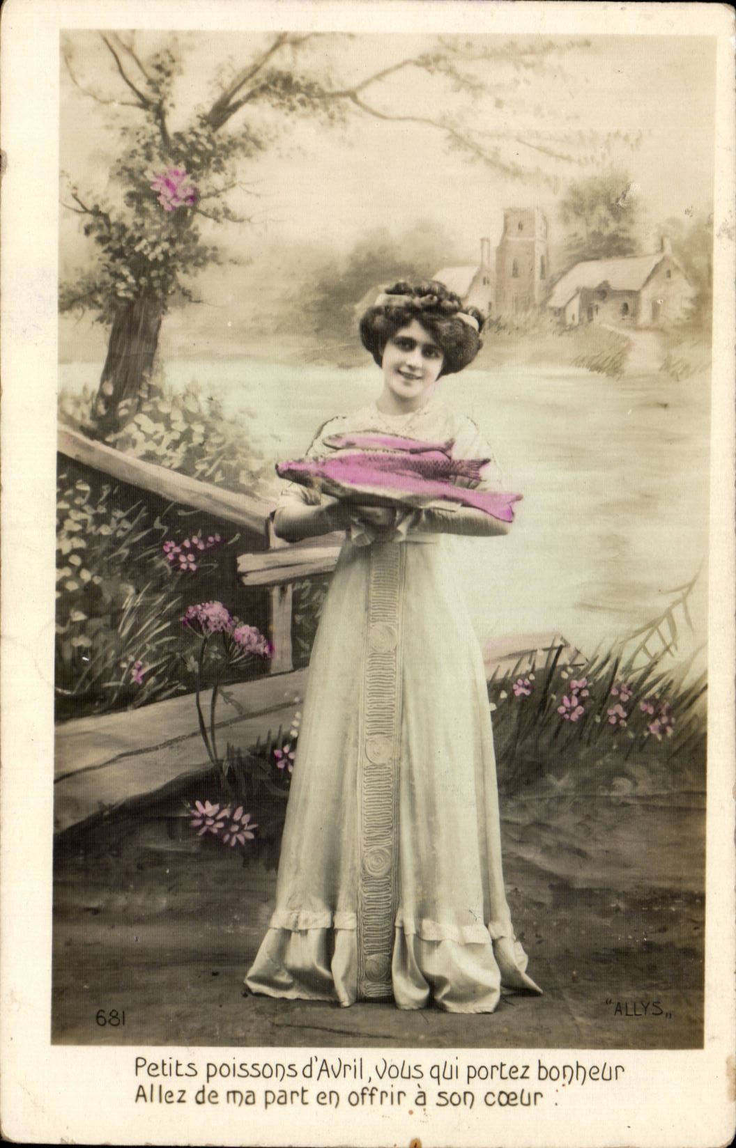 Femme en robe longue tenant un plateau — carte postale illustrée — éditeur ALLYS, n° 681
