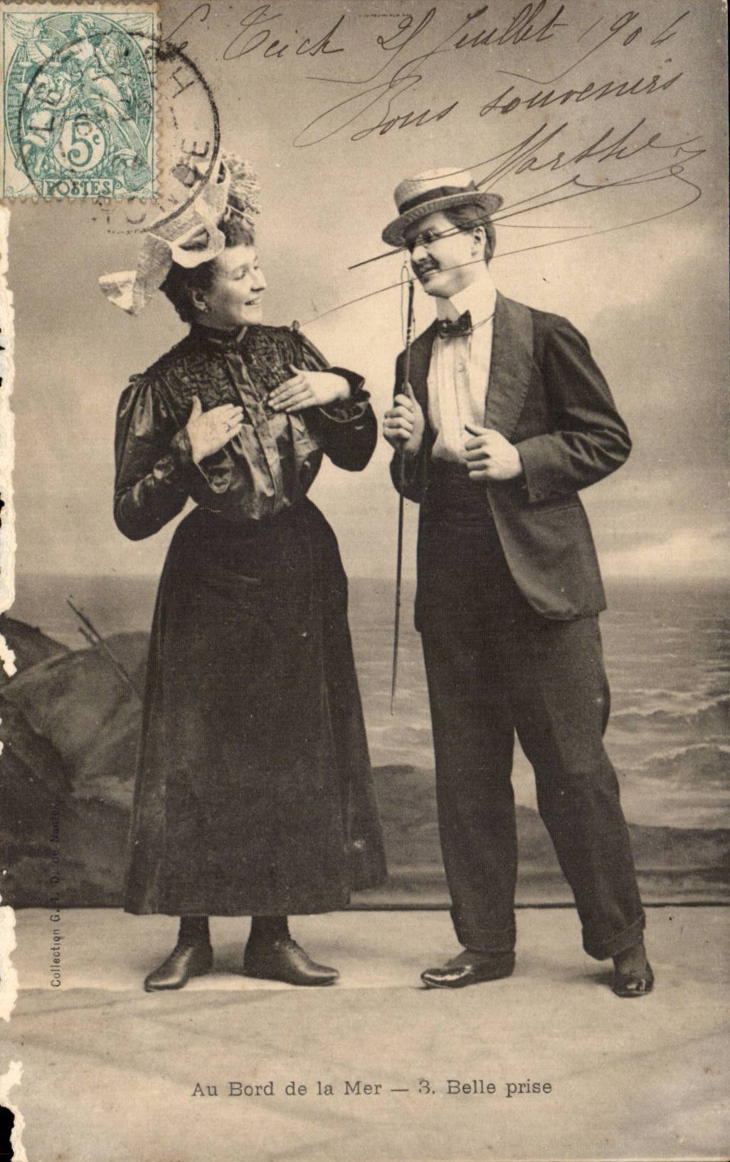 CPA Fantaisie Femme Au bord de la mer Belle prise Folklore