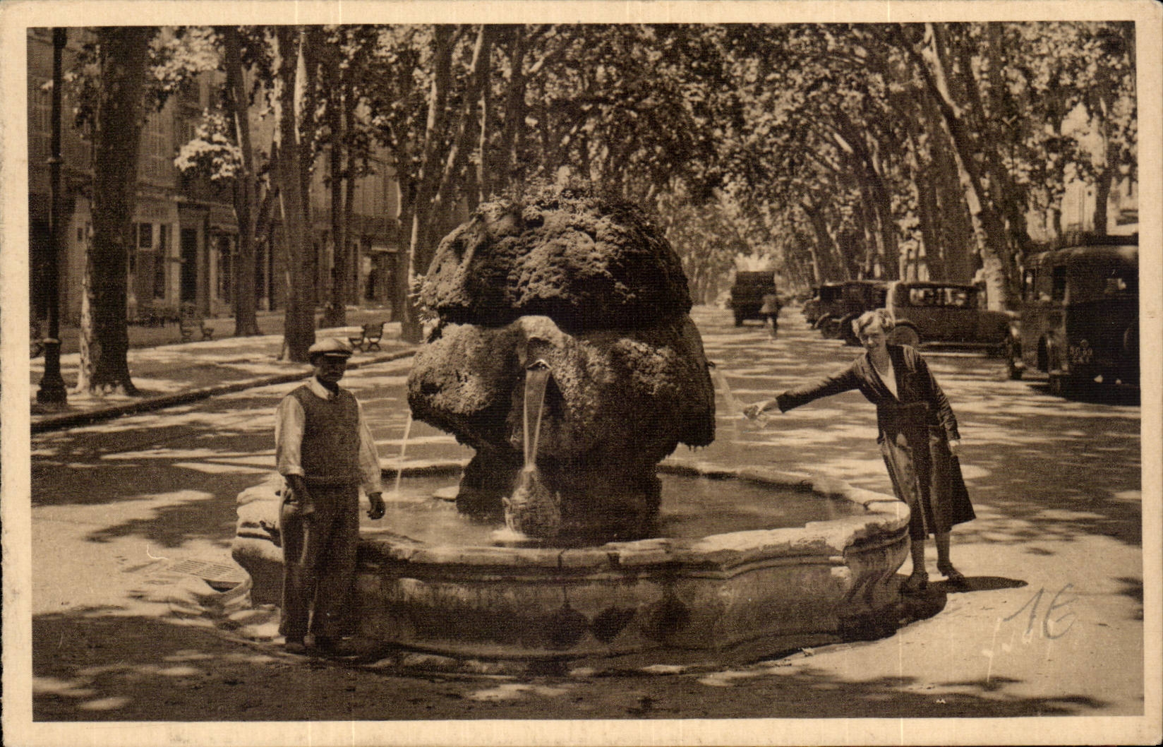 CPA Aix en Provence Cours Mirabeau Fontaine d'eau chaude