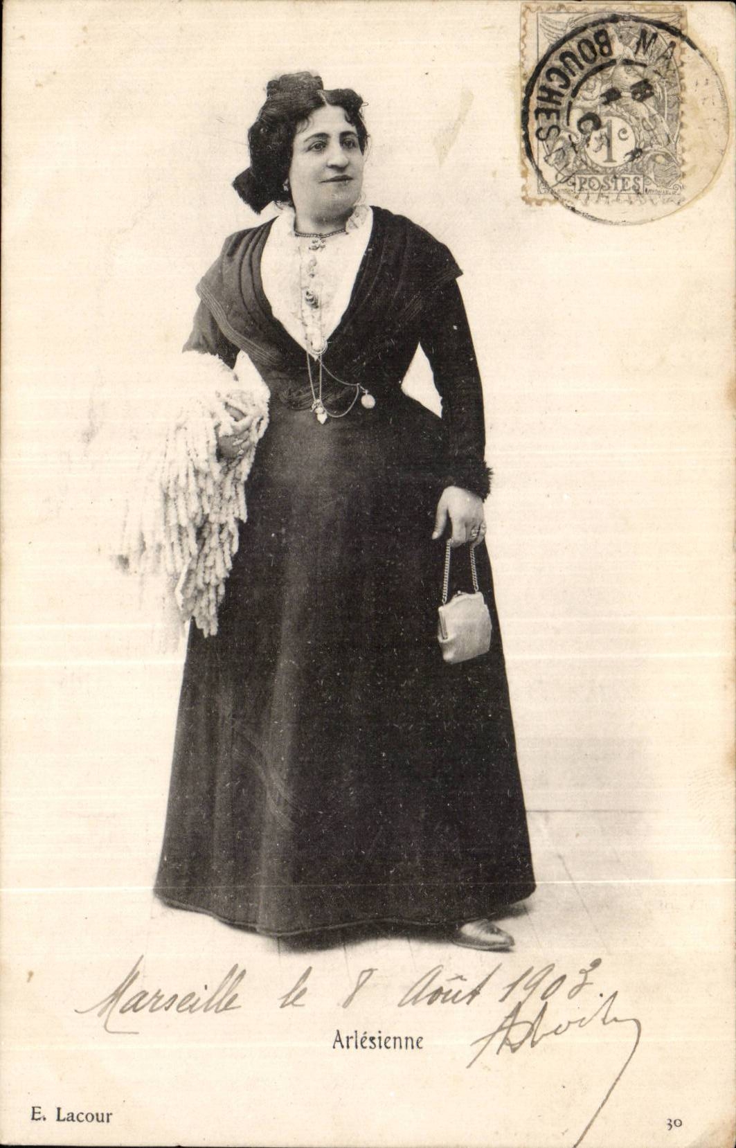 CPA Fantaisie Femme Arlesienne Folklore Costume