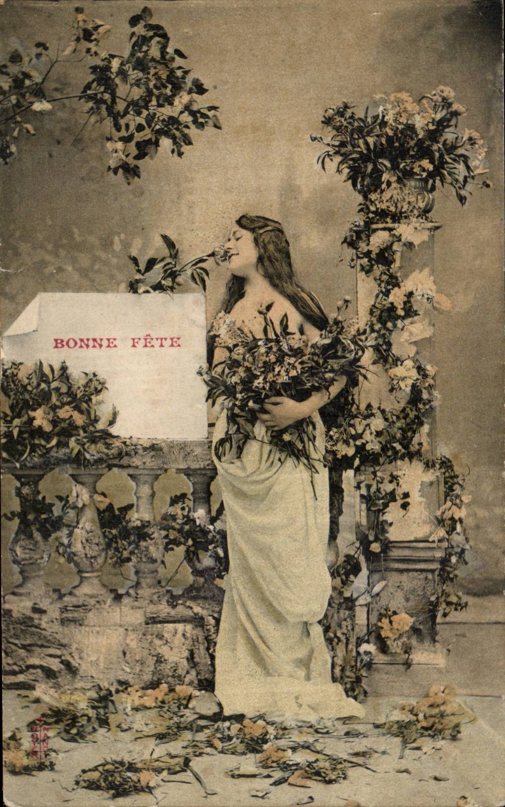 Femme en robe blanche parfumant une fleur — Bonne fête — éditeur anonyme, n° de série non visible