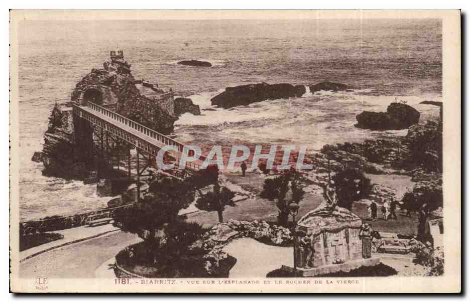 CPA Biarritz Vue sur l'esplanade et le rocher de la vierge