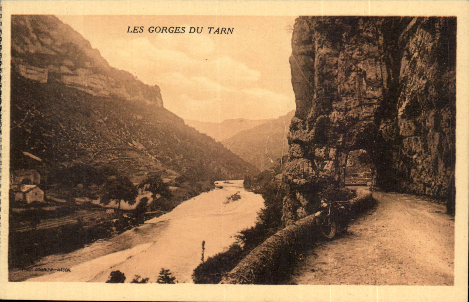 Die Tarnschlucht — Panoramablick mit Motorrad — Phot. Gombrier-Nacon