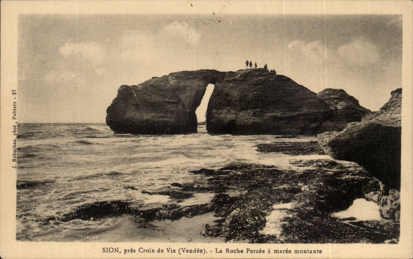 Sion, près Croix-de-Vie (Vendée) — La Roche Percée à marée montante — J. Robuchon, phot. Poitiers - 27