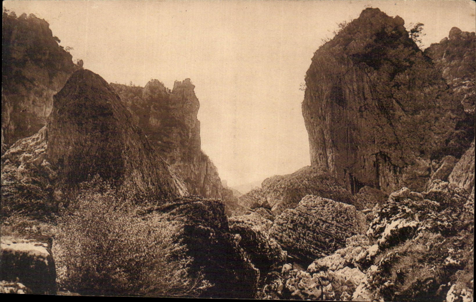 Gorges du Tarn — Le pas de Soucy — Éditeur : Impr. des Arts Graph. de Toulouse, n°4
