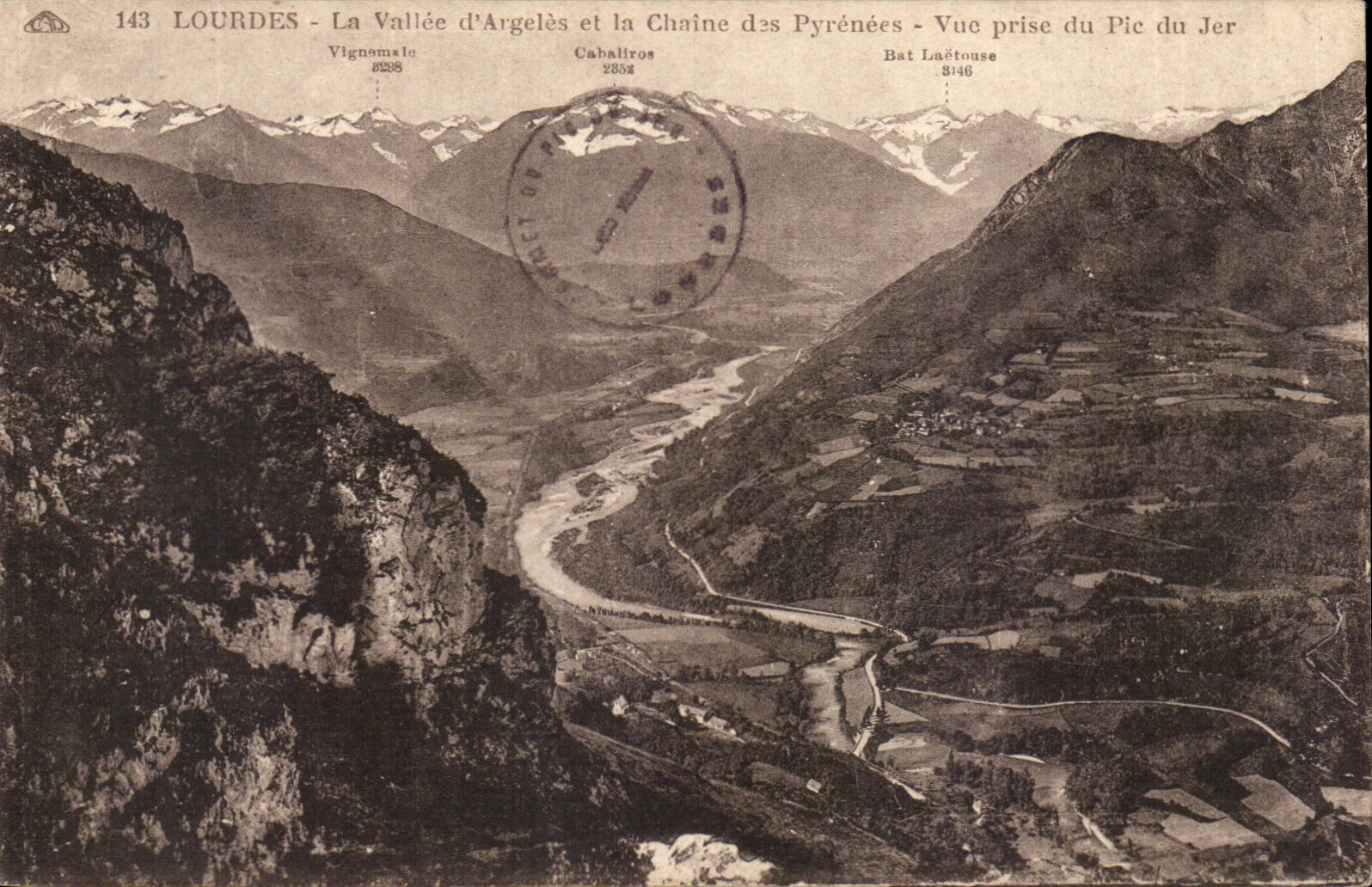 CPA Lourdes La vallee d'Argeles et la chaine des Pyrenees Vue prise du pic du Jer