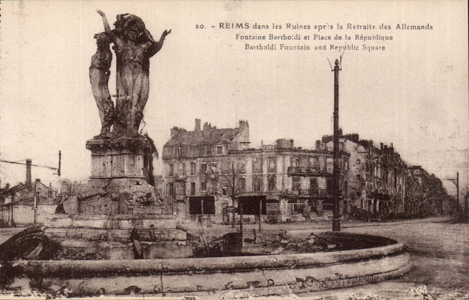 CPA Reims dans les ruines apres la retraite des allemands 
