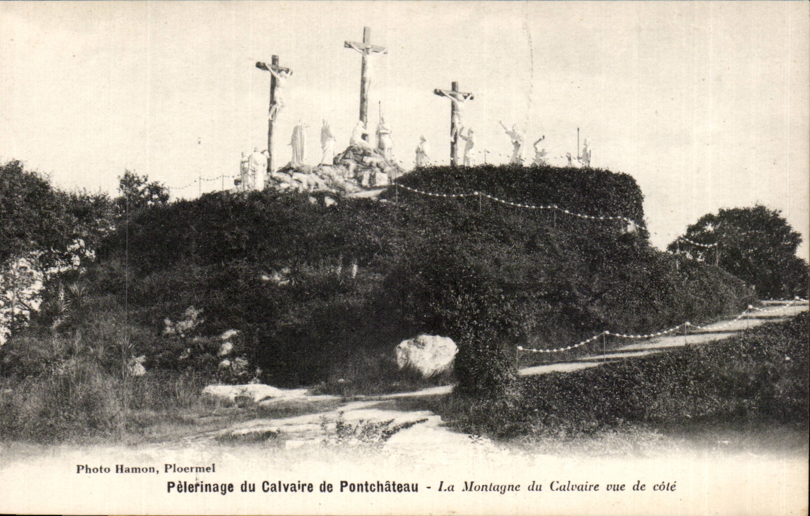 CPA Pelerinage du calvaire de Pontchateau Le chemin de croix La montagne du calvaire vue de cote