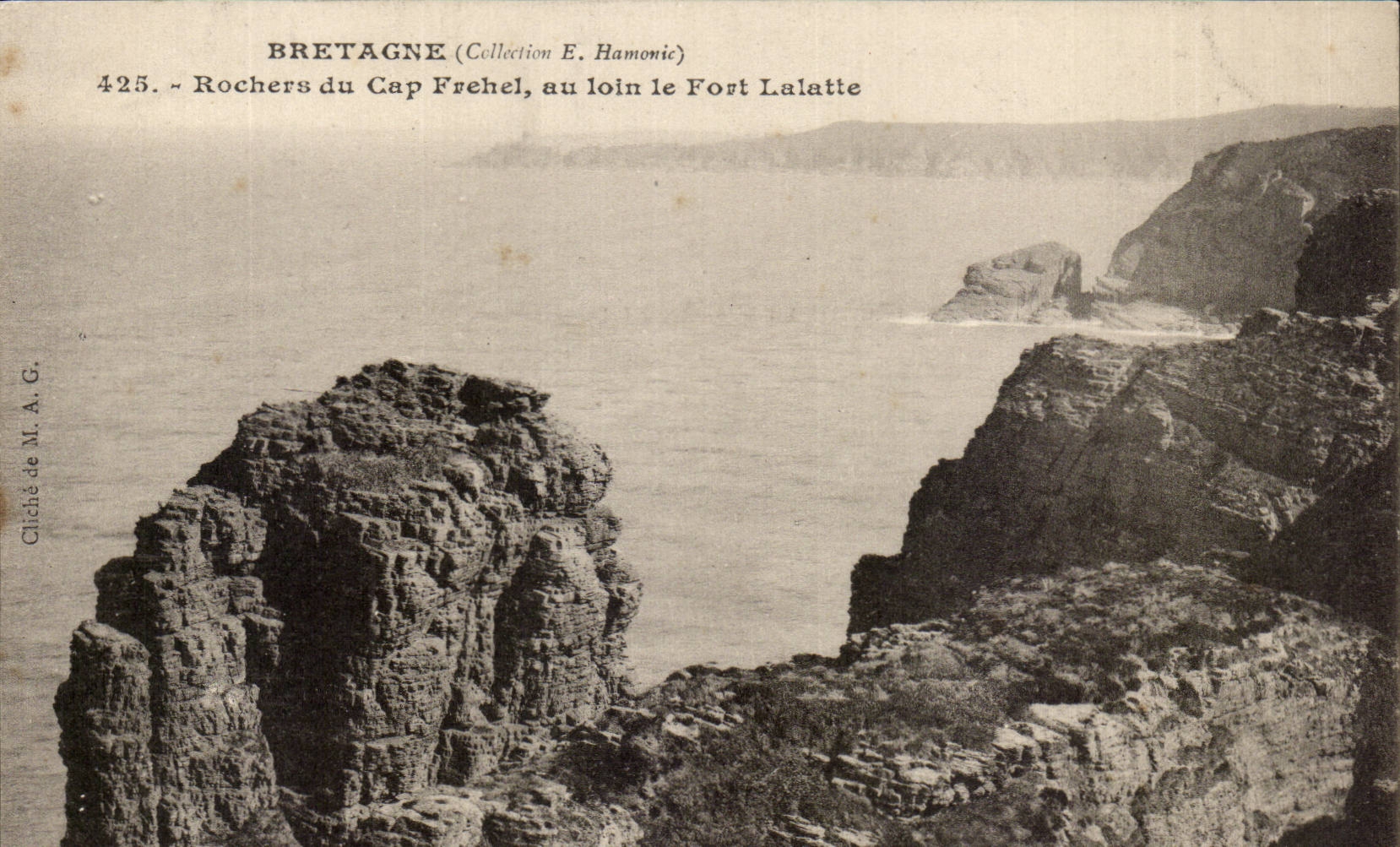 Rochers du Cap Frehel, au loin le Fort Lalatte — Bretagne (Collection E. Hamonic) — cliché de M. A. G. n°425