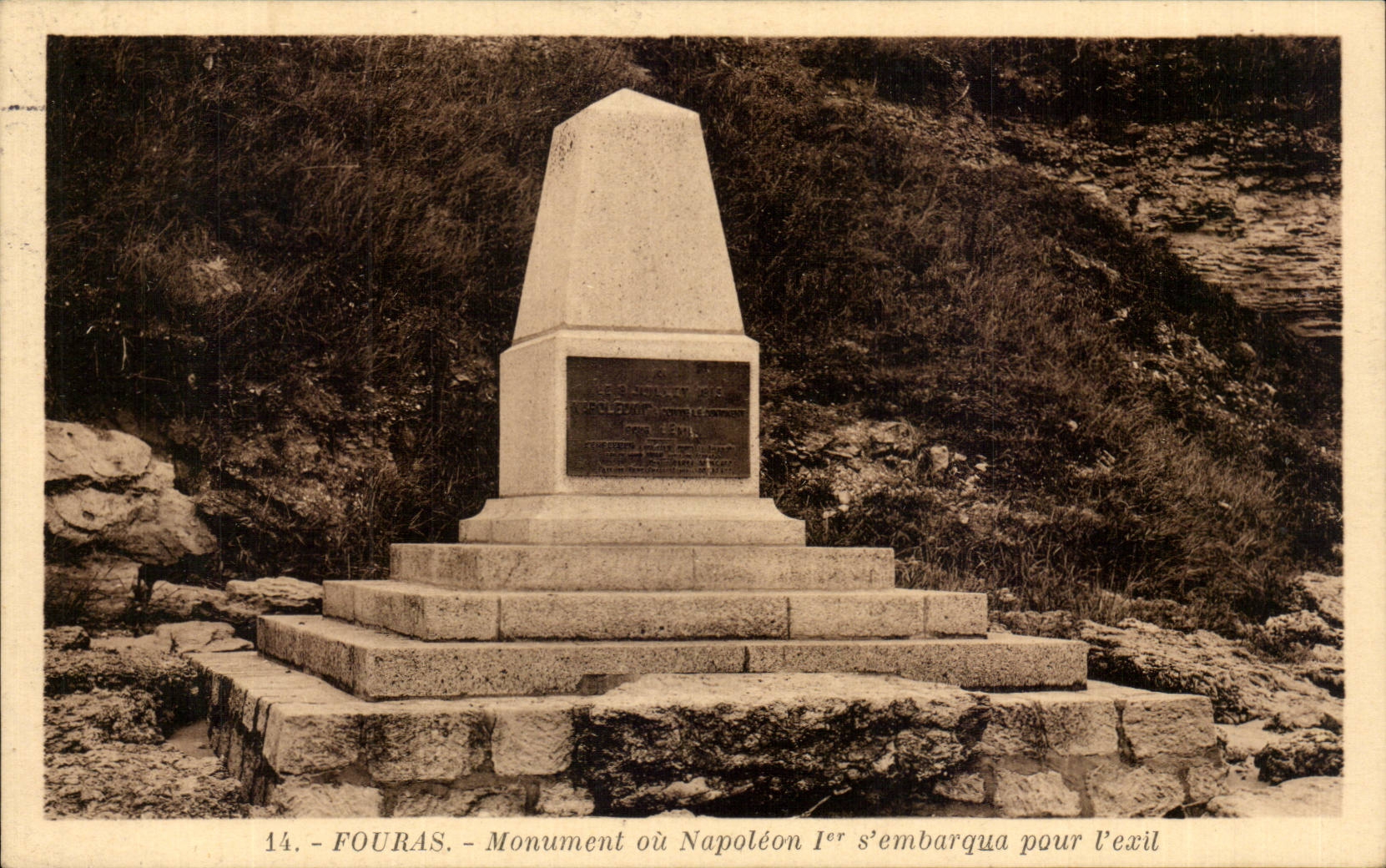 CPA Fouras Monument ou Napoleon 1er s'embarqua pour l'exil