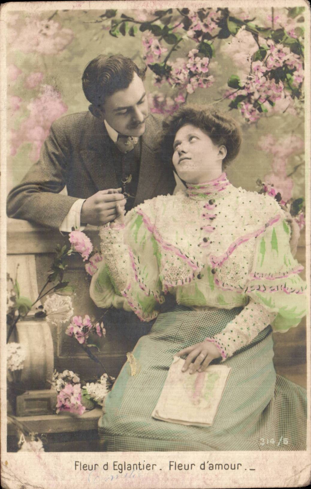 CPA Fantaisie Femme Fleur d'Eglantier