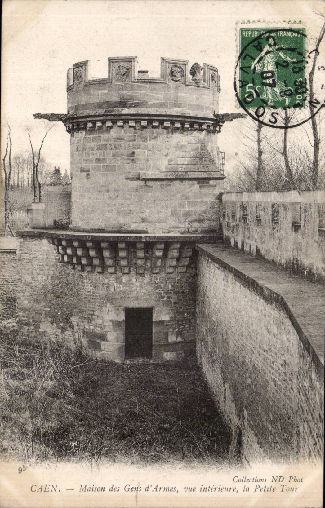 Caen CPA Maison des gens d'armes Vue interieure La petite tour
