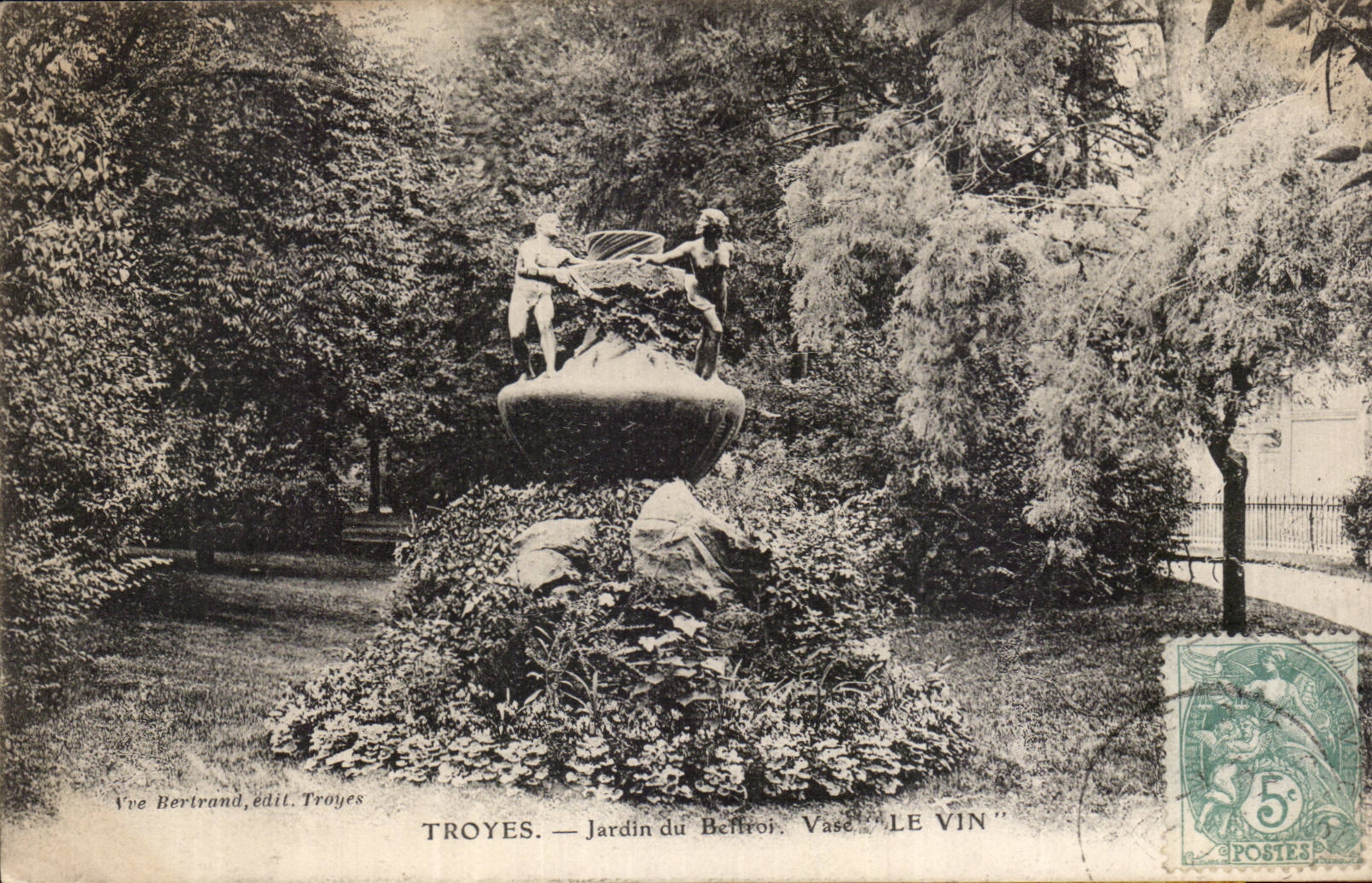 Troyes — Jardin du Belfroy. Vase 'Le Vin' — Vue Bertrand, édit. Troyes